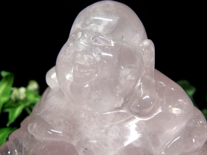 特大サイズ 虹入り ローズクォーツ 布袋様彫り置物 高さ98mm 重さ約838g 極上手彫り彫刻 弥勒菩薩 ミロクボサツ ほてい ホテイ 1点もの マダガスカル産