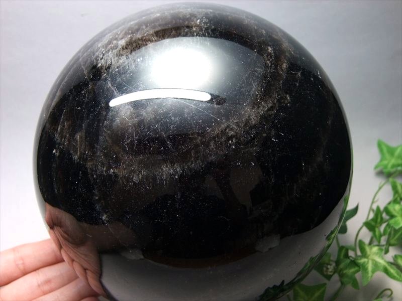 店頭展示中 迫力の特大サイズ モリオン 黒水晶 丸玉 台座付き 重さ約6702g 直径約169mm 魔除け 厄除けの黒い水晶 激レア 一点もの チベット産 パワーストーン
