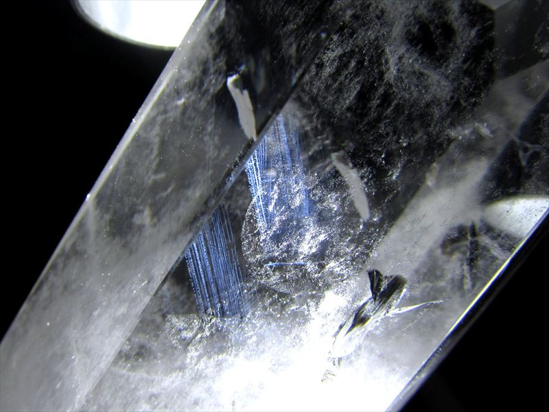 虹入り・ウィンドウ有り エンジェルラダー入り 水晶ポイント 六角柱 専用木製台座付 高さ134mm 重さ317g 純粋と浄化を象徴する万能パワーストーン 浄化