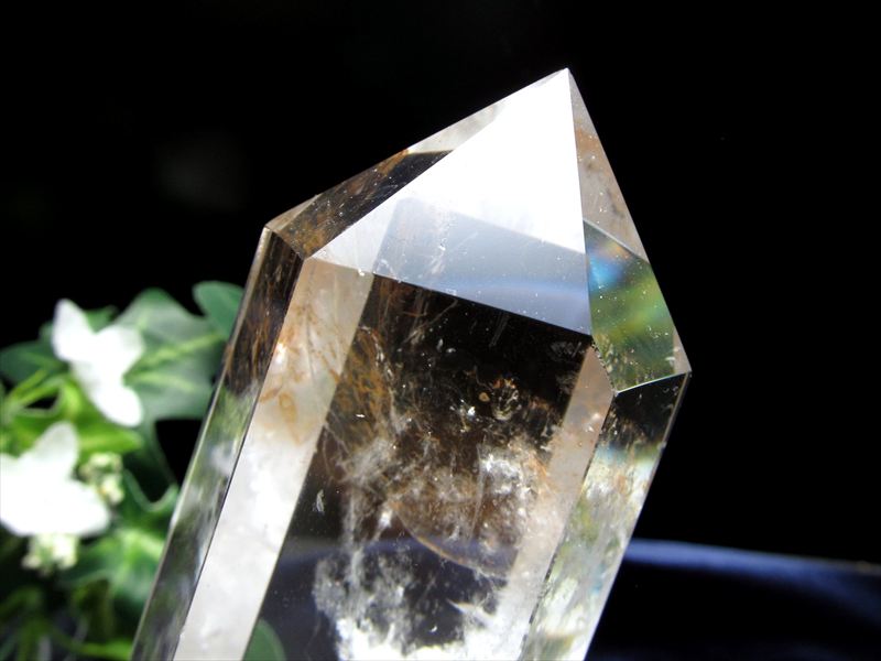 ライモナイト入り エンジェルラダー入り 水晶ポイント 六角柱 専用木製台座付 高さ152mm 重さ354g 純粋と浄化を象徴する万能パワーストーン 浄化