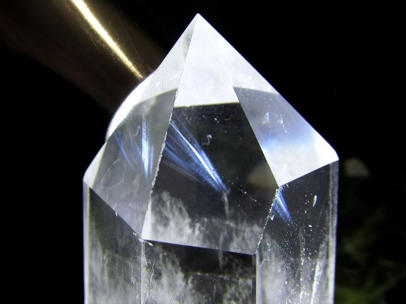 エンジェルラダー入り 水晶ポイント 六角柱 専用木製台座付 高さ129mm 重さ287g 純粋と浄化を象徴する万能パワーストーン 浄化 インテリア一点もの