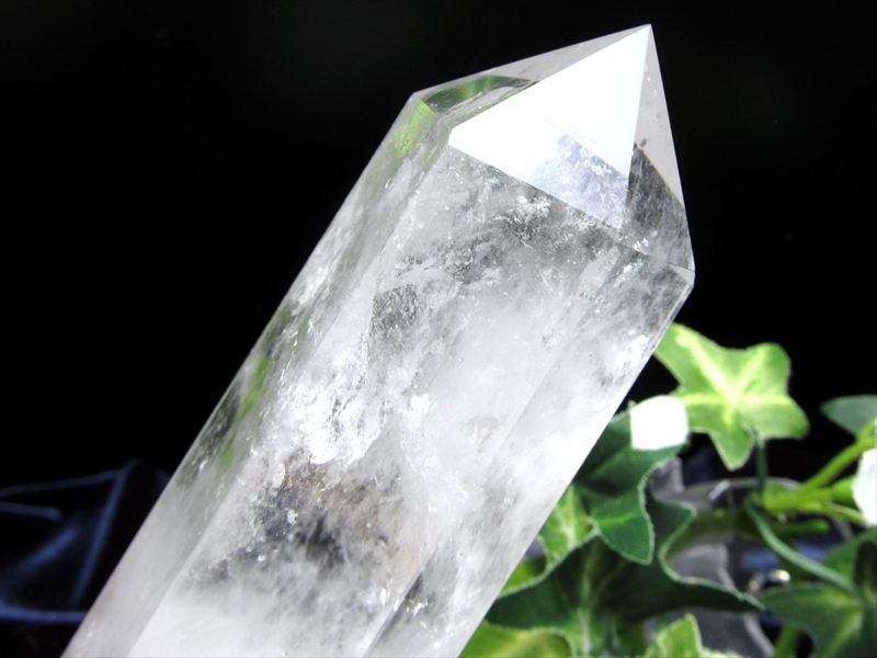 虹入り 透明水晶 ポイント 専用木製台座付 高さ142mm 重さ296g 純粋と浄化を象徴する万能パワーストーン 浄化 インテリア 一点もの ブラジル産