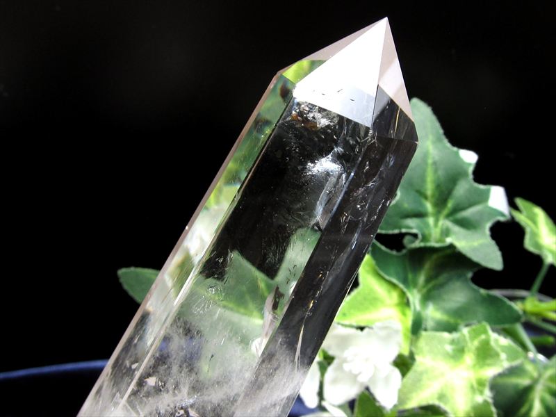 虹入り 透明水晶 ポイント 専用木製台座付 高さ149mm 重さ224g 純粋と浄化を象徴する万能パワーストーン 浄化 インテリア 一点もの ブラジル産