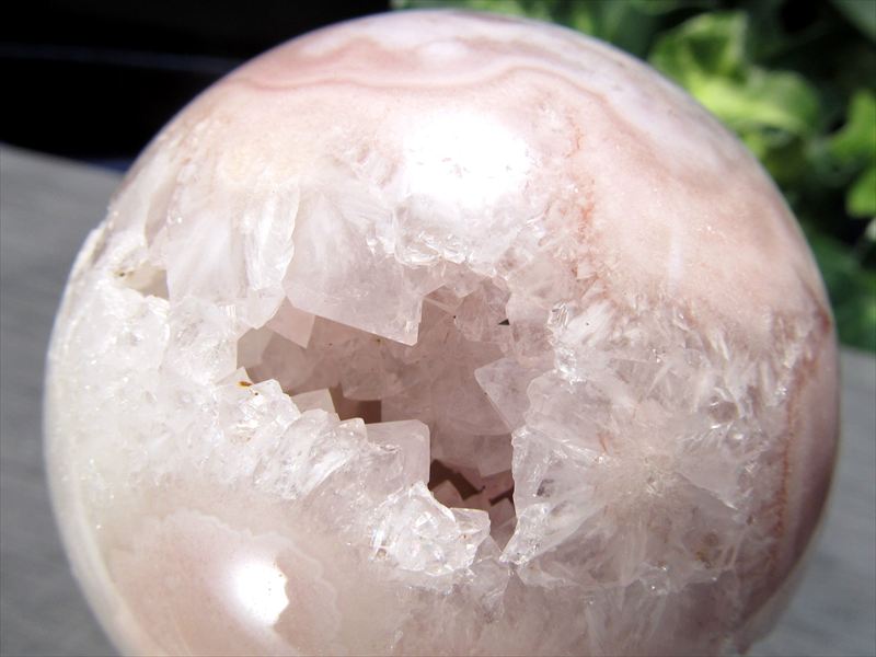 桜を思わせる花模様 笑口 桜瑪瑙 丸玉 置物 台座付 直径55mm 重さ203g ふんわりピンクカラー 1点物 マダガスカル産 パワーストーン 天然石