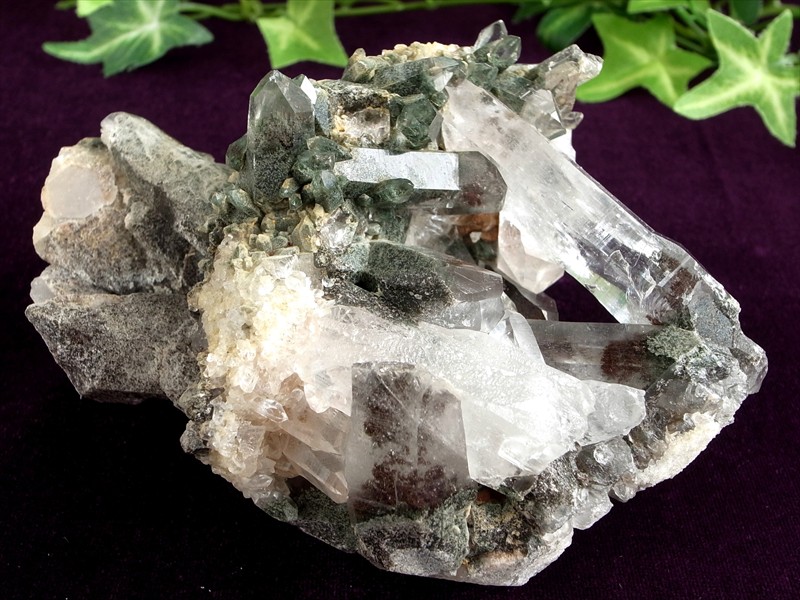 極限環境が生んだ水晶 ガルサ産 水晶クラスター 最大幅 約114mm 重さ 約329g 厳選1点物 ギャランティカード付き 多彩な内包物&荒々しい結晶 浄化 インテリア