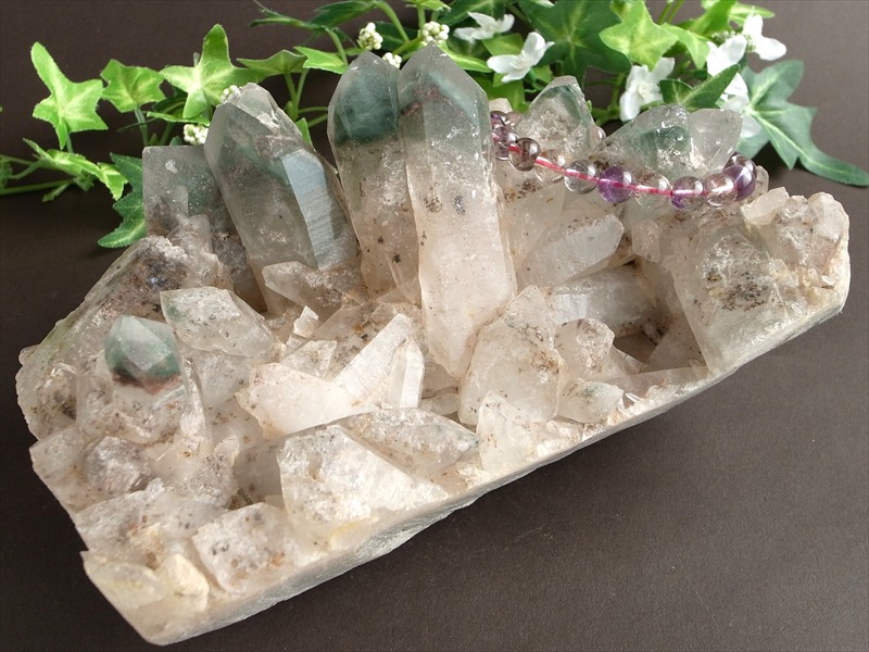 極限環境が生んだ水晶 ガルサ産 水晶クラスター 最大幅 約185mm 重さ 約1659g 厳選1点物 ギャランティカード付き 多彩な内包物&荒々しい結晶 浄化