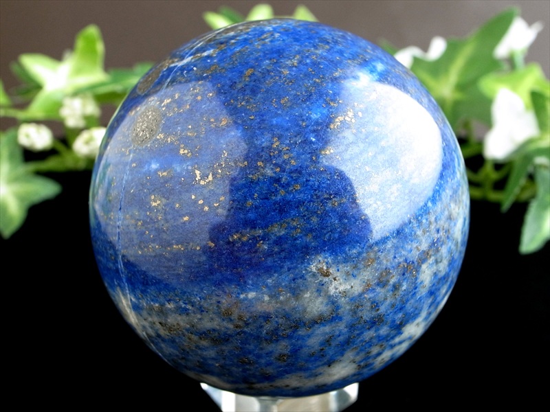 UVライトで蛍光 3A ラピスラズリ 丸玉 台座付 直径61mm 重さ368.4g つやつや光沢のある紺色 幸運を呼び寄せる ラピスラズリ 丸玉置物 一点もの