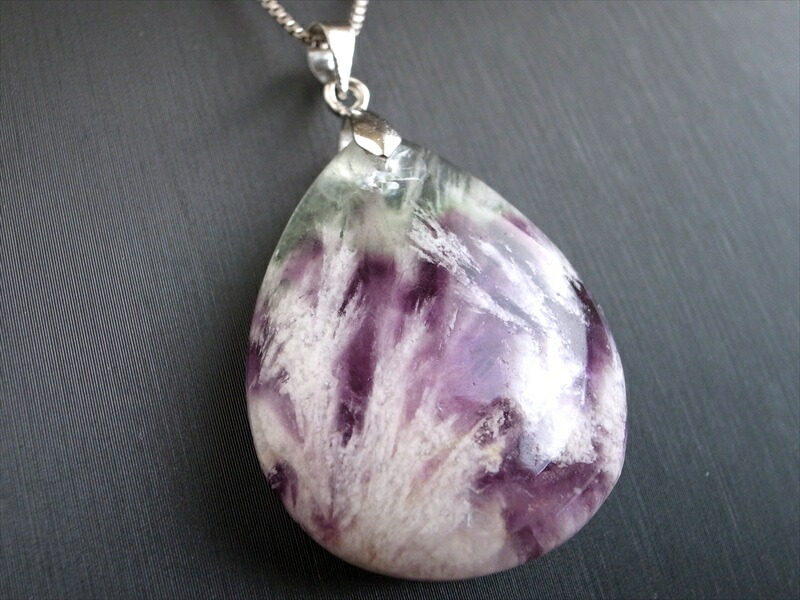 まるで美しい天使の羽 エンジェルフェザー イン フローライト 石花蛍石 ペンダントトップ 最大幅 約30mm 重さ 11.6g 唯一無二の神秘的模様