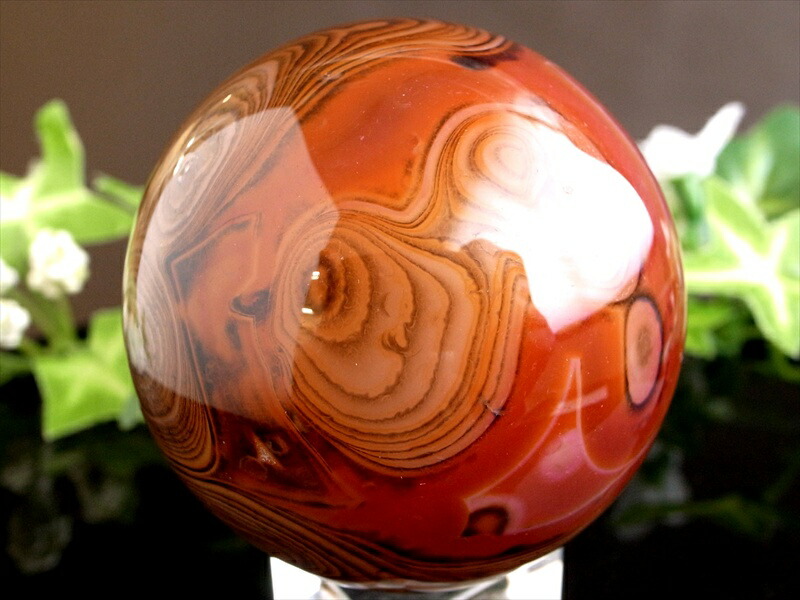 5A 模様くっきり サードオニキス 丸玉 台座付 直径約51mm 重さ約197g 赤縞瑪瑙 自然がつくりあげた神秘的なアート つやつや褐色に白い縞模様