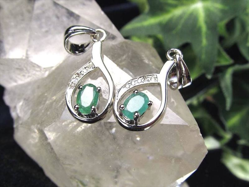 濃厚グリーンエメラルド ペンダントトップ オーバルカット 1個売り 石サイズ縦約6mm×横約4mm Silver925 ジルコニア装飾タイプ 恋愛成就のお守り 叡智の象徴