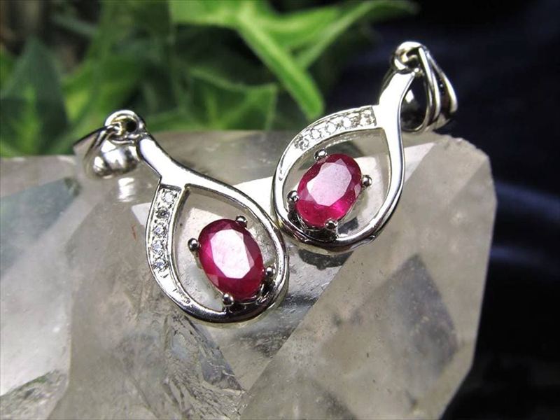 最高級5A ルビー ペンダントトップ オーバルカット 石サイズ縦約6mm×横約4mm 1個売り Silver925 ジルコニア装飾タイプ 濃い結晶 超透明 ミャンマー産