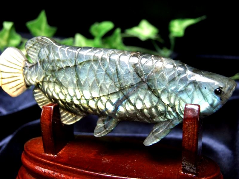美しいブルー系シラー アロワナ ラブラドライト 置物 台座付き 幅約111mm 約153g 龍魚と呼ばれる古代魚 権力や繁栄、事業の発展の意味を持つモチーフ