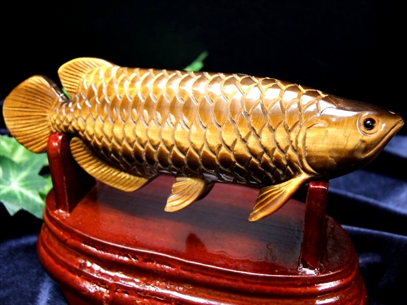 美しいゴールドのシラー アロワナ タイガーアイ 置物 台座付き 幅約138mm 約256g 虎目石 龍魚と呼ばれる古代魚 権力や繁栄、事業の発展の意味を持つモチーフ