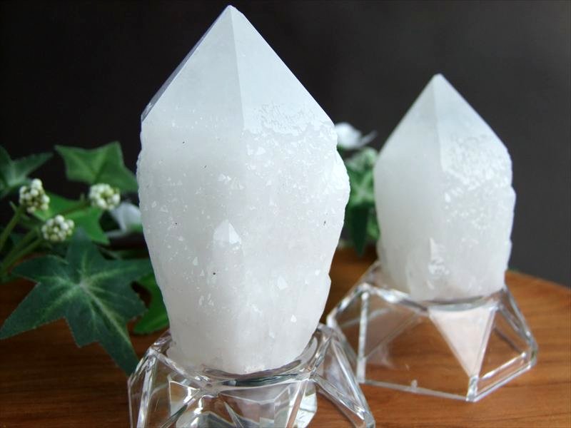 キャンドルクォーツ ポイント 原石 台座付き 重さ190g-220g 1個売り 特別な形で成長を遂げた水晶 ヒーリング効果の高い水晶 開運・幸運・浄化の石