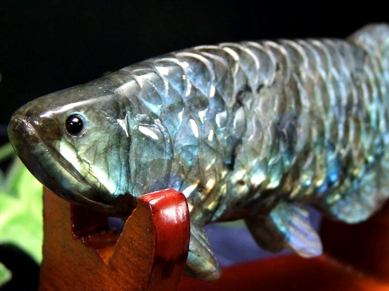 美しいブルー系シラー アロワナ ラブラドライト 置物 台座付き 幅約107mm 約130g 龍魚と呼ばれる古代魚 権力や繁栄、事業の発展の意味を持つモチーフ