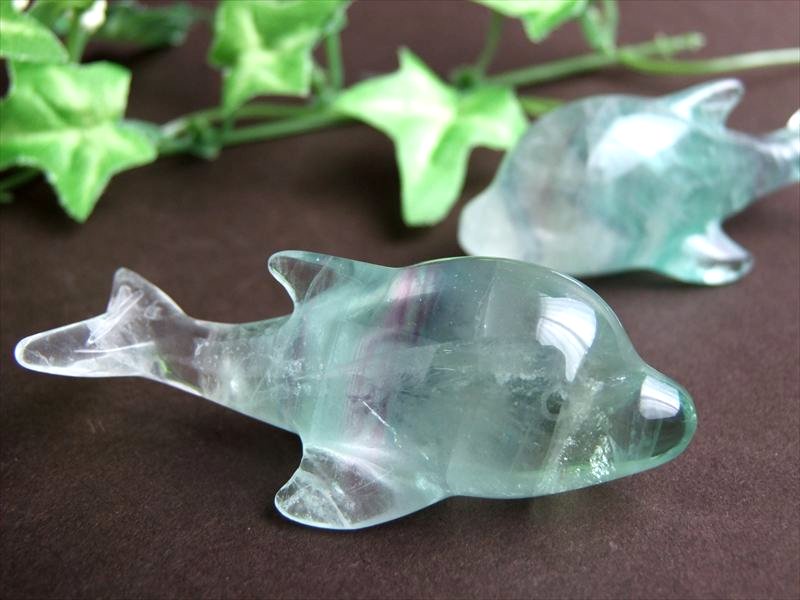 超透明 限定4頭 レインボー フローライト 蛍石 ドルフィン 彫刻置物 縦約70mm 横約30mm 1個売り 優雅に泳ぐキュートなイルカ 幸運の使者