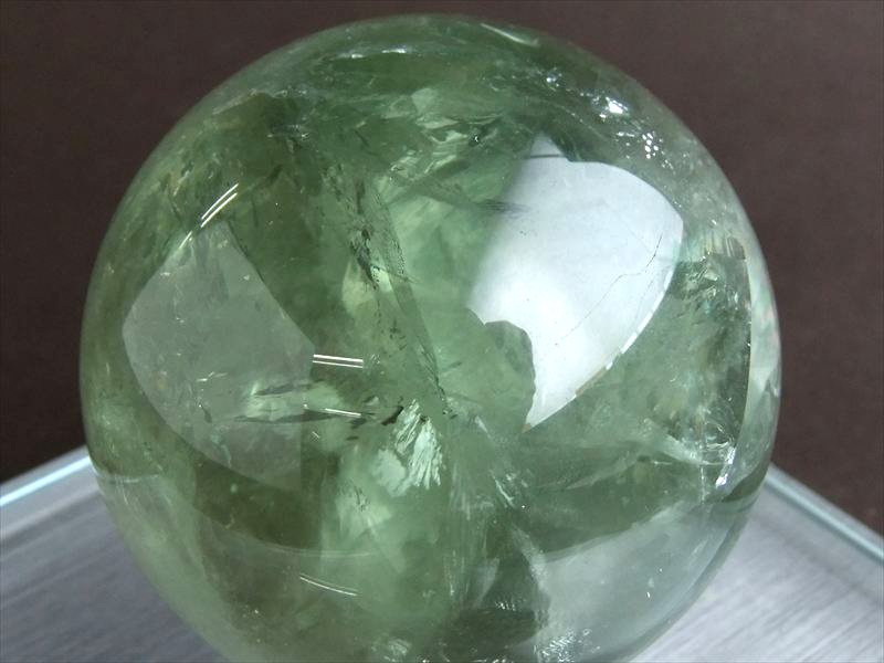 虹入り 希少な緑水晶 プラシオライト 緑水晶 丸玉 直径62mm 重さ331g 透明グリーンアメジスト 癒し・ストレス緩和の石 ブラジル産 パワーストーン 天然石