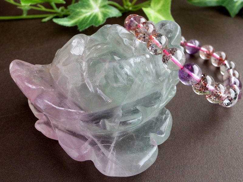 昼は可憐な薔薇 夜は神秘の光の花 蛍光フローライト 薔薇 彫刻置物 高さ約83mm 重さ約232g 蛍光フローライトが咲かせる 二つの顔を持つ奇跡の薔薇 1点物