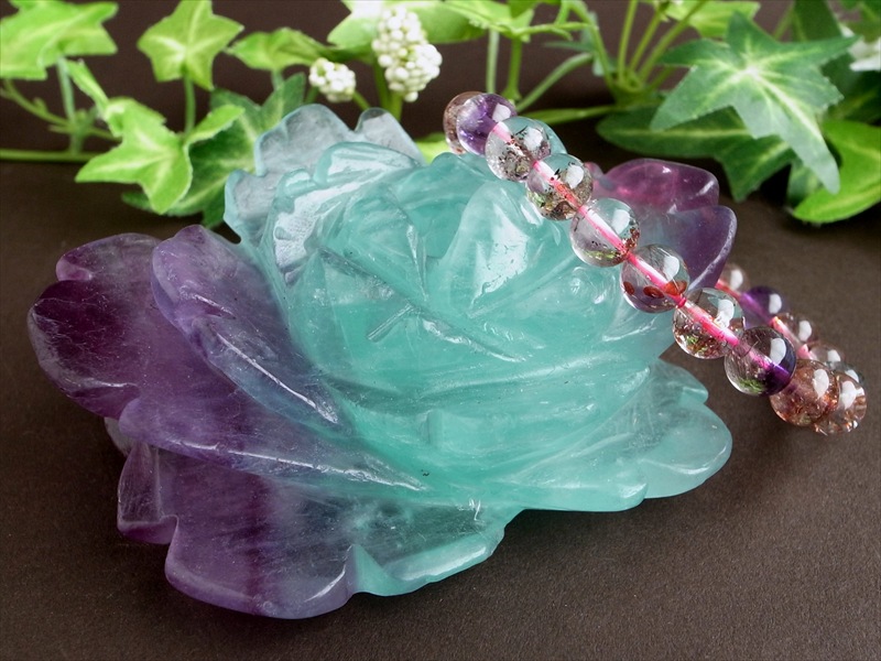 昼は可憐な薔薇 夜は神秘の光の花 蛍光フローライト 薔薇 彫刻置物 高さ約92mm 重さ約360g 蛍光フローライトが咲かせる 二つの顔を持つ奇跡の薔薇 1点物