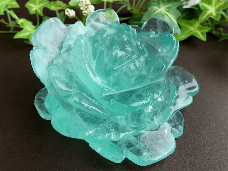 昼は可憐な薔薇 夜は神秘の光の花 蛍光フローライト 薔薇 彫刻置物 高さ約102mm 重さ約515g 蛍光フローライトが咲かせる 二つの顔を持つ奇跡の薔薇 1点物