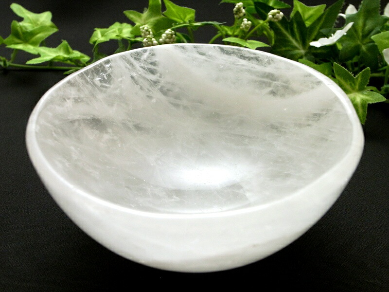 透明な光が受け止める 大切なひととき 天然水晶 丸皿 最大幅102mm 重さ394g 水晶の丸皿が日常を清らかに彩る 天然石ボウル インテリアや贈り物に 一点物