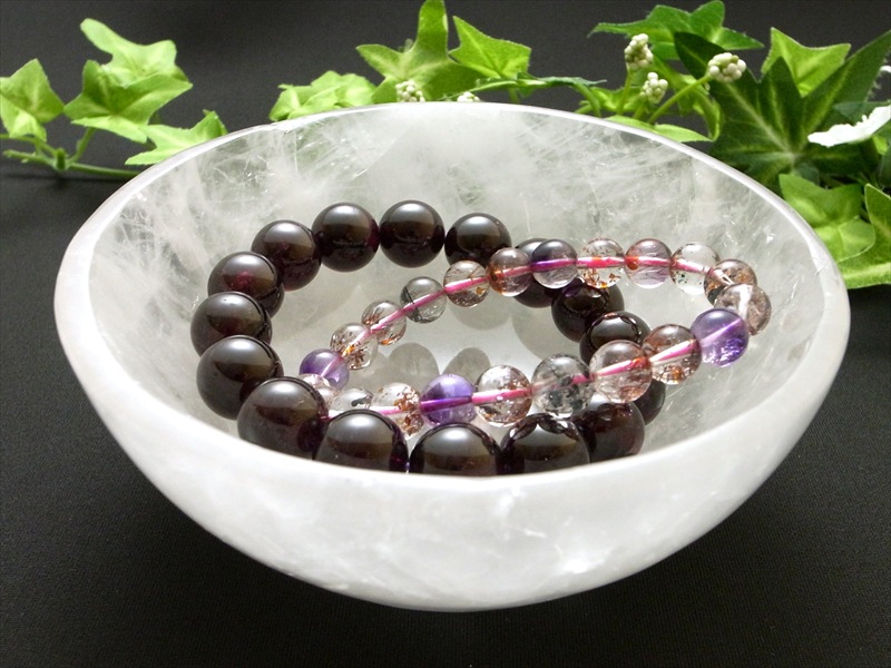 透明な光が受け止める 大切なひととき 天然水晶 丸皿 最大幅120mm 重さ489g 水晶の丸皿が日常を清らかに彩る 天然石ボウル インテリアや贈り物に 一点物