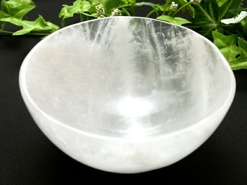 透明な光が受け止める 大切なひととき 天然水晶 丸皿 最大幅101mm 重さ403g 水晶の丸皿が日常を清らかに彩る 天然石ボウル インテリアや贈り物に 一点物