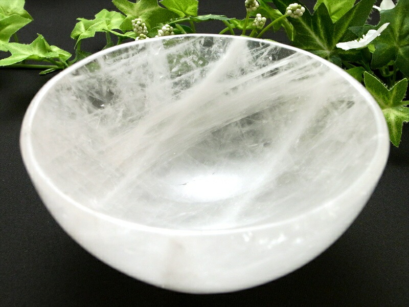 店頭展示中 透明な光が受け止める 大切なひととき 天然水晶 丸皿 最大幅104mm 重さ398g 水晶の丸皿が日常を清らかに彩る 天然石ボウル インテリアや贈り物に
