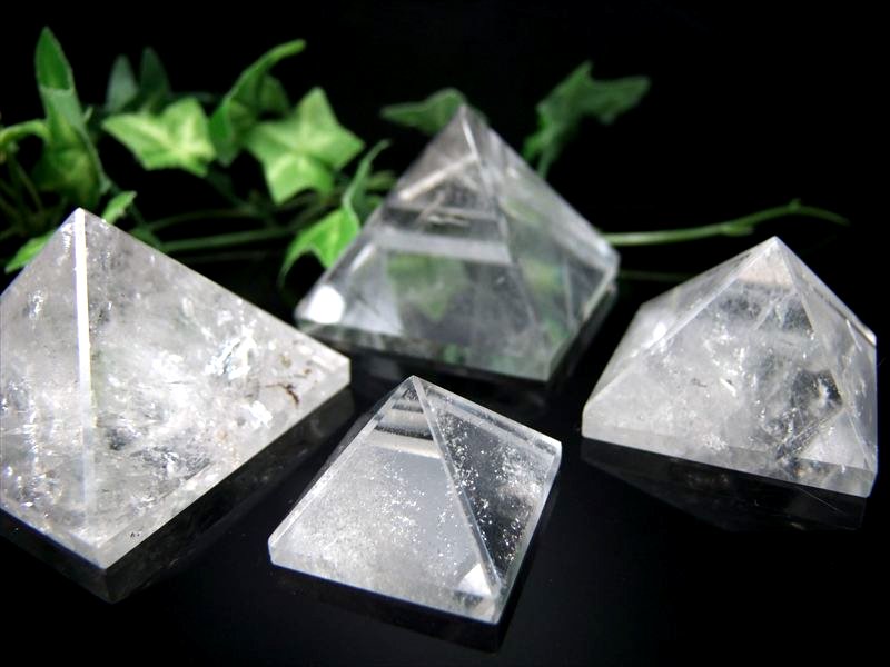 天然水晶 ピラミッド 置物 10g-15g 1個売り 天然クリスタル ナチュラルなクリア感 パワーを感じる結晶 パワフルなピラミッドパワー ブラジル産