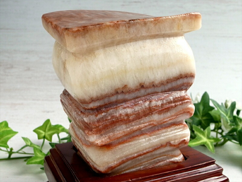 まるで豚肉 招財のお守り ポークストーン 豚肉石 置物 木製専用台座付 重さ約1253g 高さ約108mm 少量限定 ネタ感満載 マニアック天然石 一点もの 中国