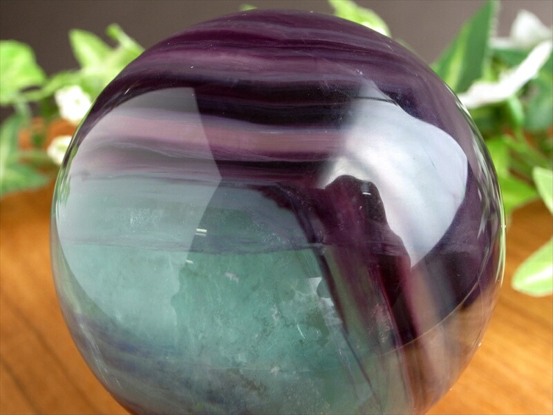 グラデーションが美しい レインボー フローライト 丸玉 台座付 直径 58mm 重さ 343g パープルフローライト 天才の石 つやつや光沢 一点物 蛍石 アメリカ産