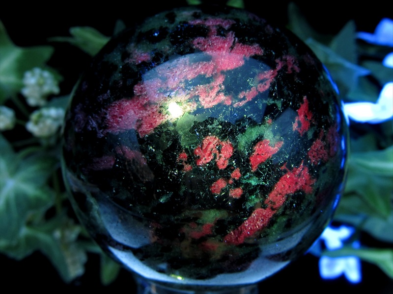 UVライトで蛍光 ルビーインゾイサイト アニョライト 丸玉 直径 55mm 重さ 313g 恋愛成就と積極性を引き出す石 スイカのような色合い スフィア 一点物