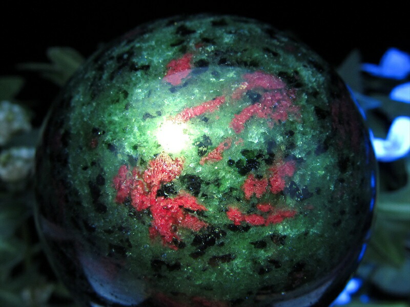 UVライトで蛍光 ルビーインゾイサイト アニョライト 丸玉 直径 57mm 重さ 339g 恋愛成就と積極性を引き出す石 スイカのような色合い スフィア 一点物