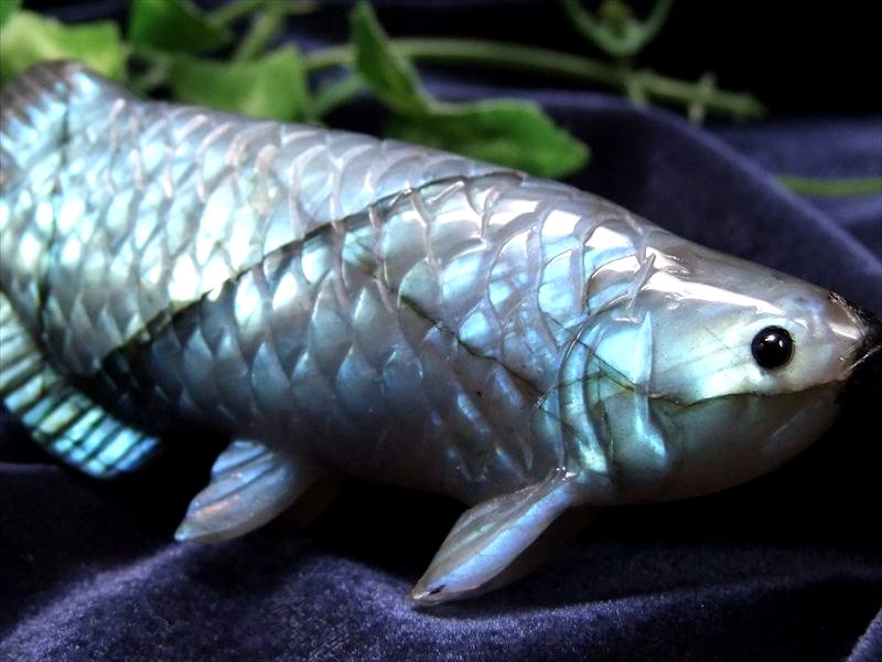 美しいブルー系シラー アロワナ ラブラドライト 置物 台座付き 幅約103mm 約141g 龍魚と呼ばれる古代魚 権力や繁栄、事業の発展の意味を持つモチーフ