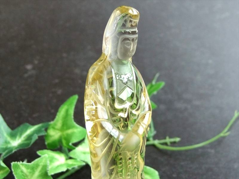 極上彫刻置物 シトリン 白衣観音 彫刻置物 木製台座付き 高さ115mm 重さ95g 無病息災・除災招福・子宝安産のご利益 風水やインテリアに 一点物