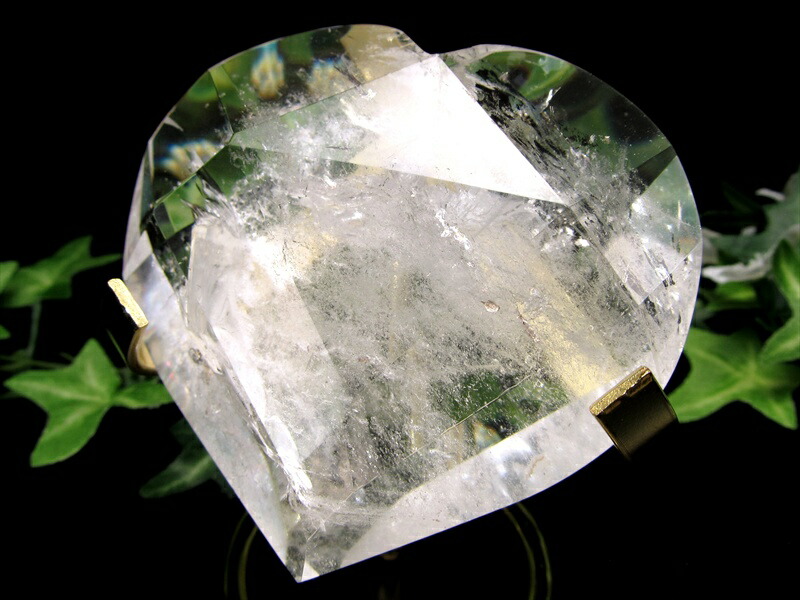 虹入り ビッグサイズのカットハート 天然水晶 巨大ハートファセットカットオブジェ 最大幅 約82mm 重さ約260g 純粋と浄化を象徴する万能パワーストーン