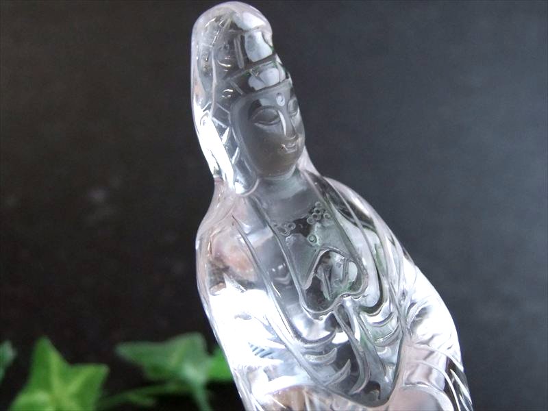 極上彫刻置物 天然水晶 白衣観音 彫刻置物 木製台座付き 高さ125mm 重さ137g 無病息災・除災招福・子宝安産のご利益 風水やインテリアに 一点物 ブラジル産