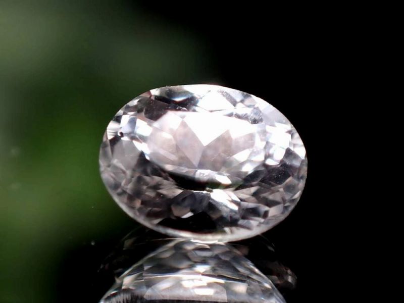 超透明 極上品質 宝石質 ホワイト・フェナカイト ルース オーバルカット 約6.16mm×4.84mm3.49mm 約0.62ct 不変、完全、達成を象徴する石 1点物