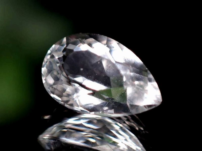 超透明 極上品質 宝石質 ホワイト・フェナカイト ルース ペアシェイプカット 約7.28mm×4.8mm3.3mm 約0.68ct 不変、完全、達成を象徴する石 1点物