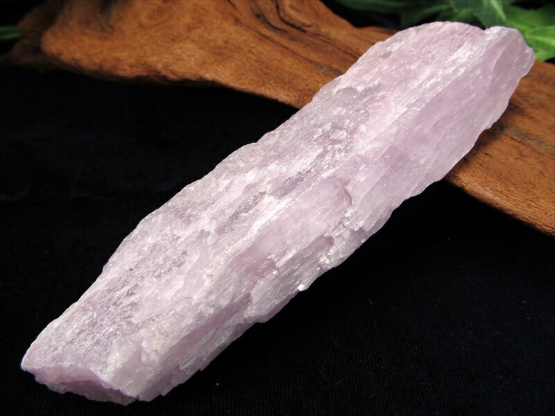 上品なライラックピンク クンツァイト 原石 重さ55.7g 原石ならではのナチュラルな質感 純粋さと無償の愛の象徴 リチア輝石 パキスタン産 パワーストーン