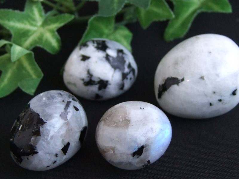 ムーンストーン・バイオタイト タンブル 詰め合わせ 一袋100g 約4-6個入り 永遠の愛の象徴 6月の誕生石 潜在能力を引き出すパワーストーン インド産