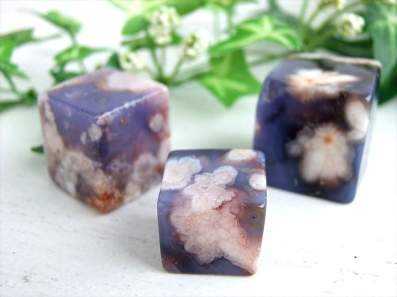 夜桜めのう ブルー桜瑪瑙 キューブ 置物 重さ約60g-80g 1個売り ブルー×ふんわりピンクカラー インテリアや贈り物に 独特な天然模様 マダガスカル産