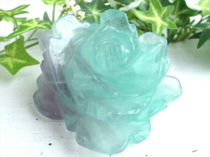 昼は可憐な薔薇 夜は神秘の光の花 蛍光フローライト 薔薇 彫刻置物 最大幅約85mm 重さ約310g 蛍光フローライトが咲かせる 二つの顔を持つ奇跡の薔薇 1点物
