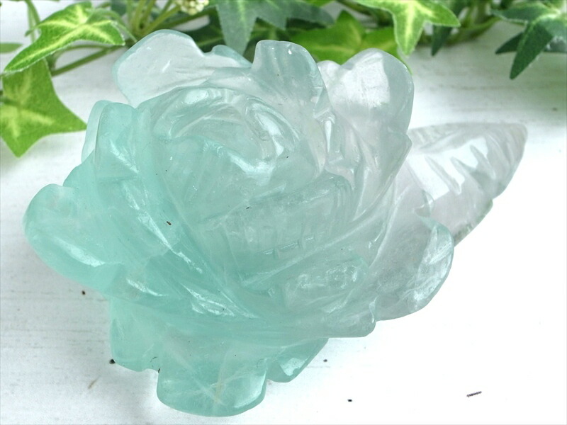 昼は可憐な薔薇 夜は神秘の光の花 蛍光フローライト 薔薇 彫刻置物 最大幅約125mm 重さ約354g 蛍光フローライトが咲かせる 二つの顔を持つ奇跡の薔薇 1点物