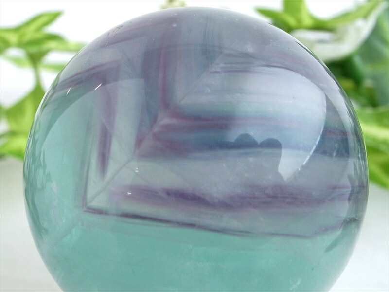 グラデーションが美しい レインボー フローライト 丸玉 台座付 直径 46mm 重さ 174g パープルフローライト 天才の石 つやつや光沢 一点物 蛍石 アメリカ産