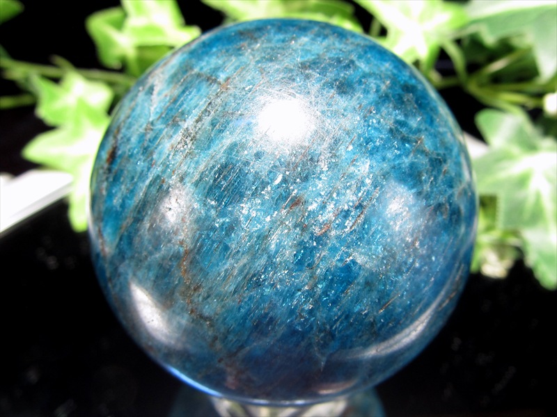 絆を強める青い天然石 ブルーアパタイト 丸玉 台座付き 直径約55mm 重さ282g 深みのある魅惑のブルー まるで流星群の様な煌めき 燐灰石 スフィア 一点物