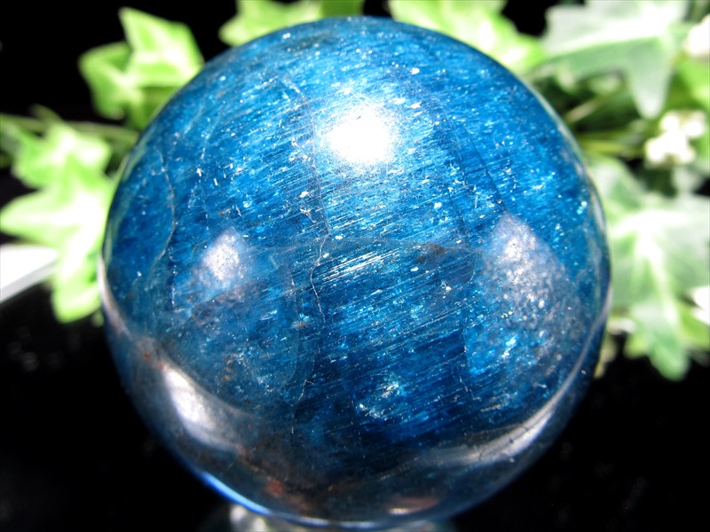 絆を強める青い天然石 ブルーアパタイト 丸玉 台座付き 直径約55mm 重さ280g 深みのある魅惑のブルー まるで流星群の様な煌めき 燐灰石 スフィア 一点物