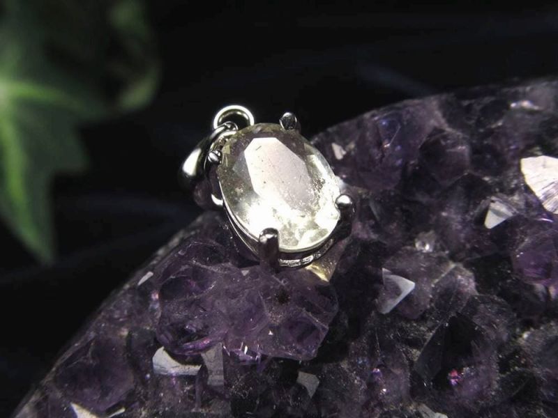 リビアングラス ペンダントトップ オーバルカット 石サイズ縦約8.9mm 約1.04g 透明感あり エジプト政府採掘禁止 隕石由来のインパクトガラス 1点物 Silver925