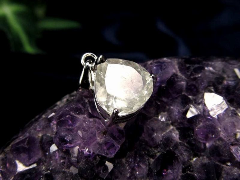 リビアングラス ペンダントトップ マロンカット 石サイズ縦約8.7mm 約1.50g 透明感あり エジプト政府採掘禁止 隕石由来のインパクトガラス 1点物 Silver925