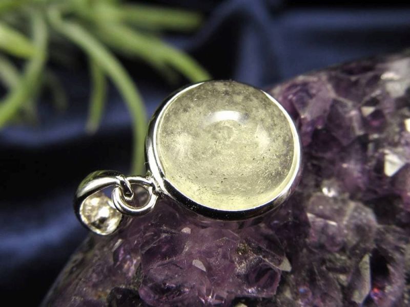 リビアングラス ペンダントトップ ラウンド 石サイズ縦約10.5mm 約1.78g 透明感あり エジプト政府採掘禁止 隕石由来のインパクトガラス 1点物 Silver925